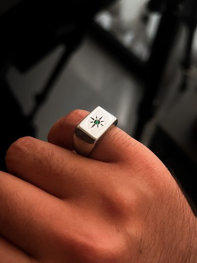 انگشتر سوپرانو ، راکفلر سنگ زمرد سبز